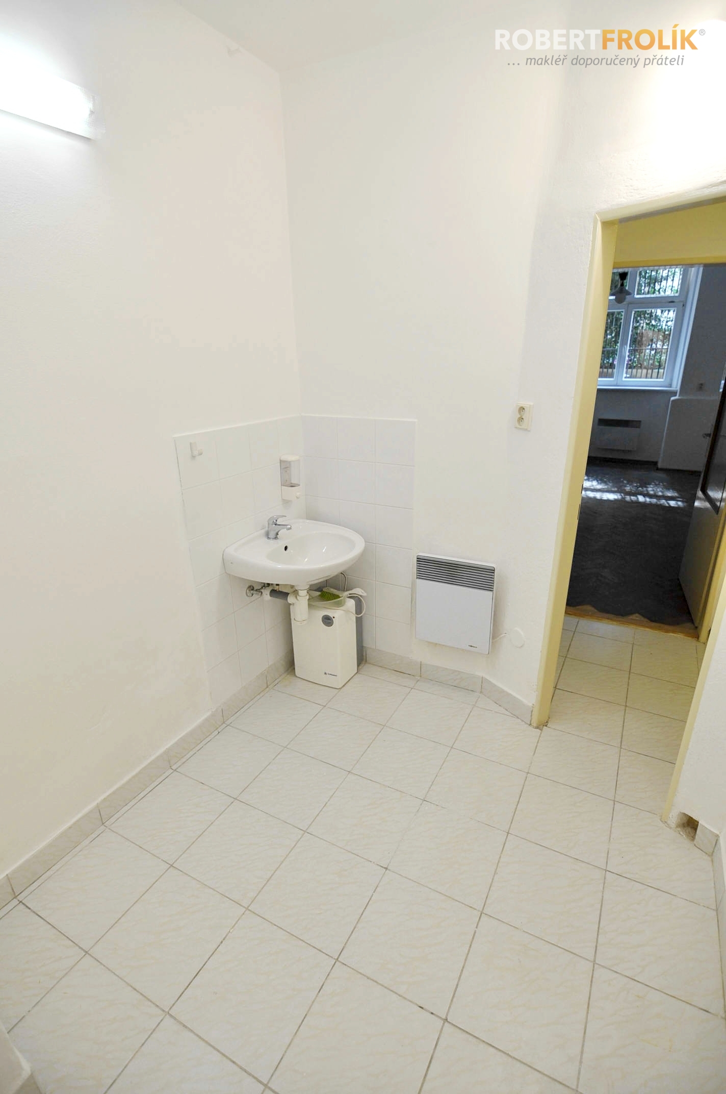 Nebytový prostor k pronájmu - Praha 6, Bubeneč - Eliášova - kuchyňka / sklad