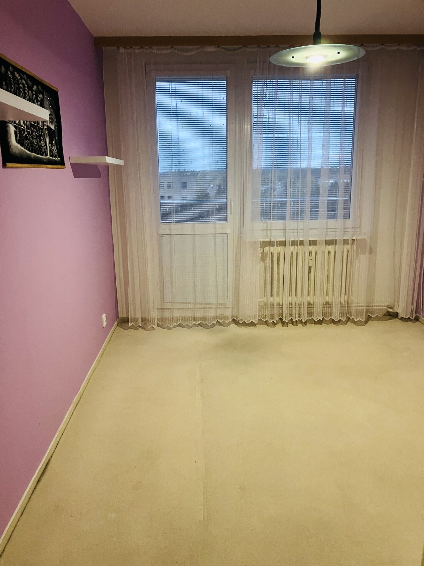 Pokoj se vstupem na menší lodžii
