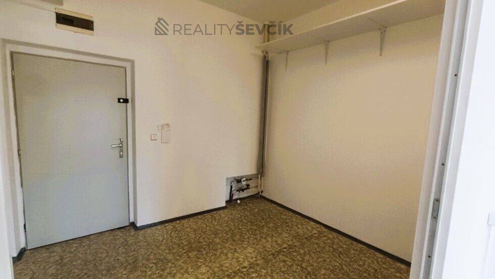 sklad a zadní vchod