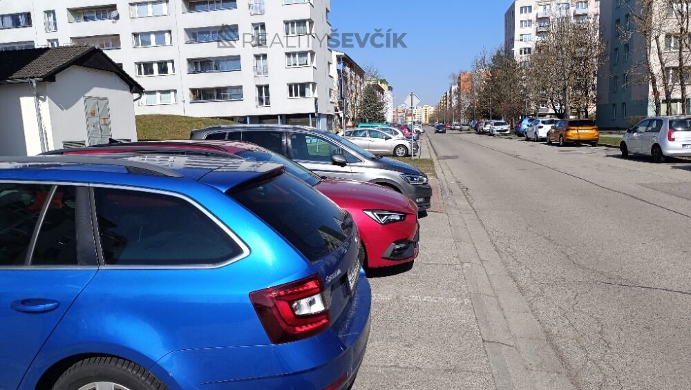 parkoviště před domem