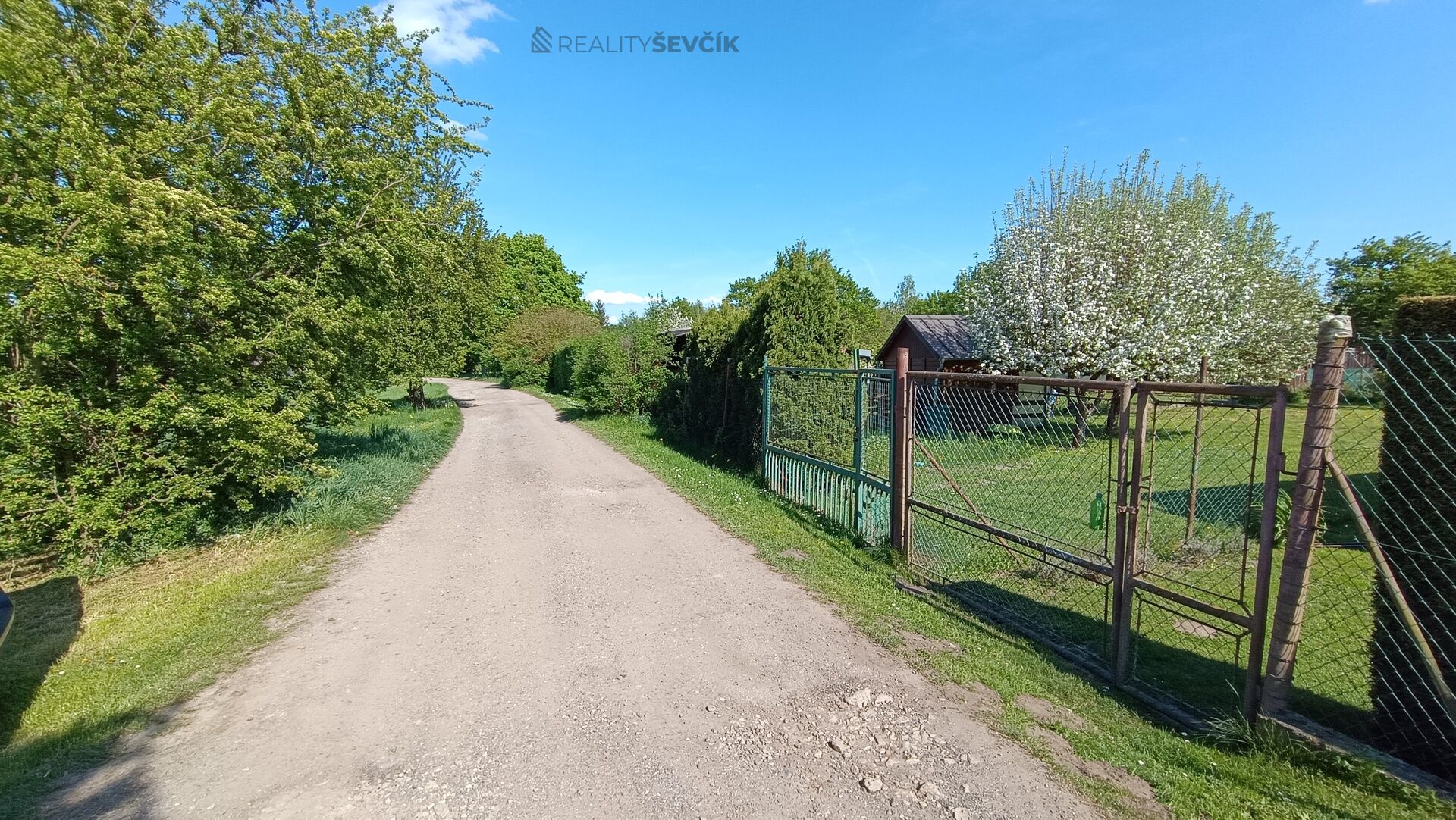 příjezdová komunikace