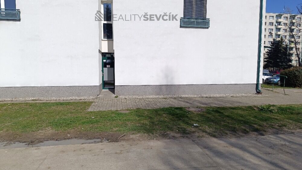 poční vchod z parkoviště