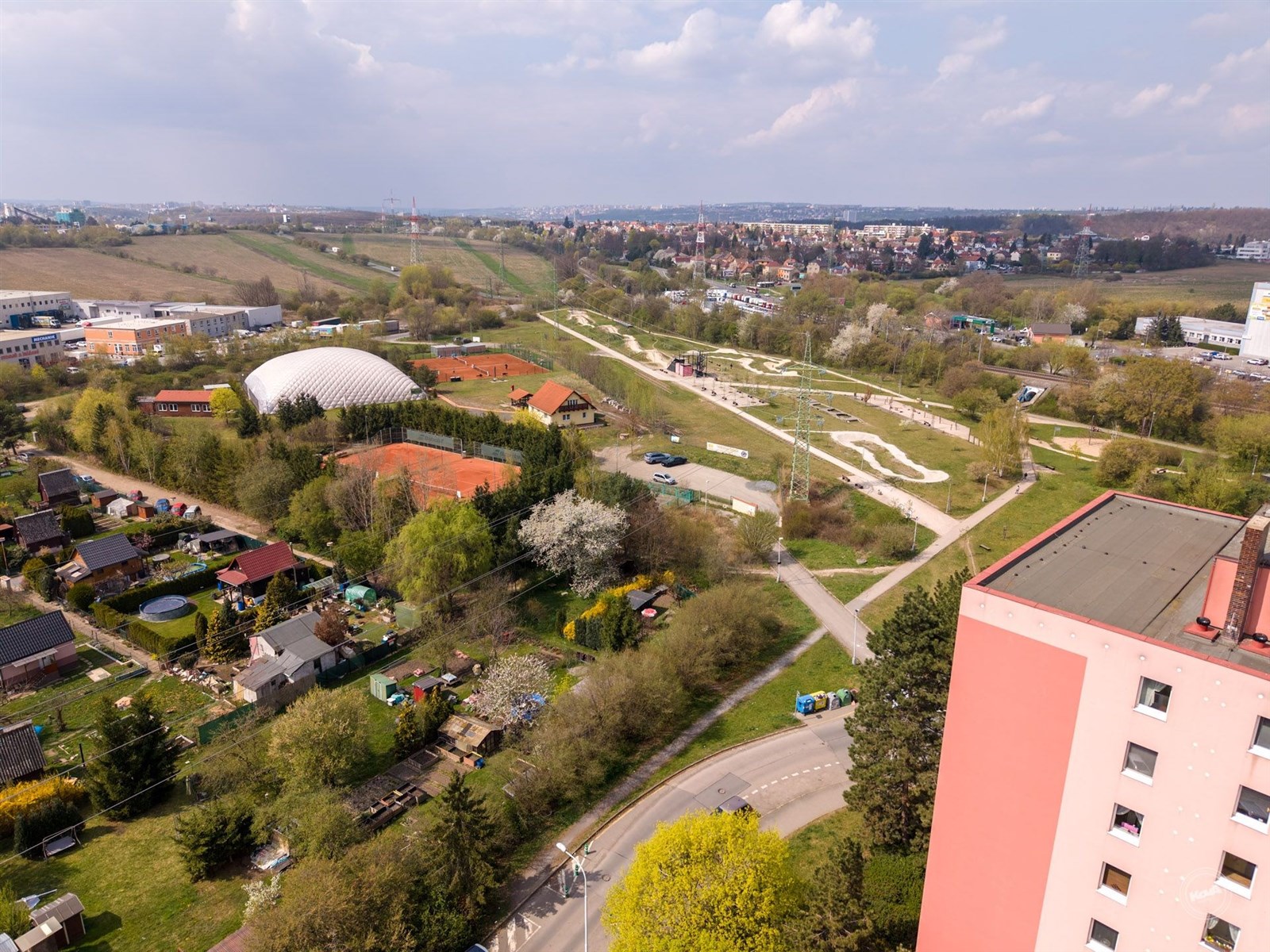 V okolí domu je veškerá občanská vybavenost.