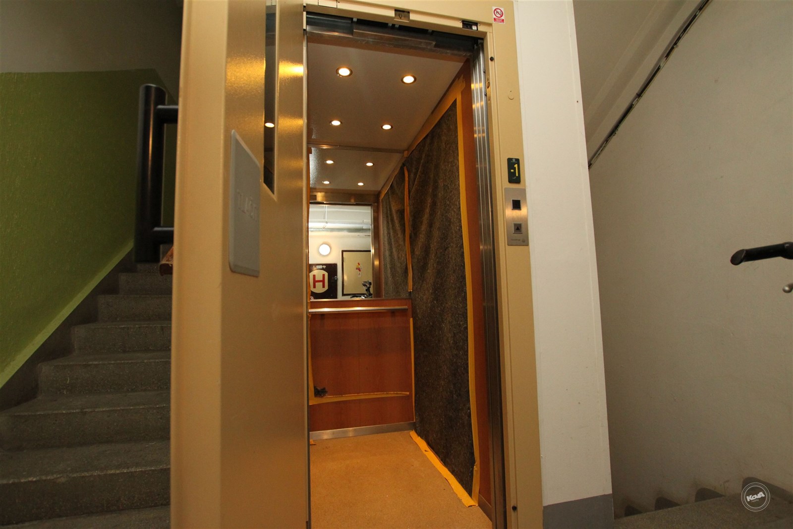 výtah lze použít pouze do mezipatra