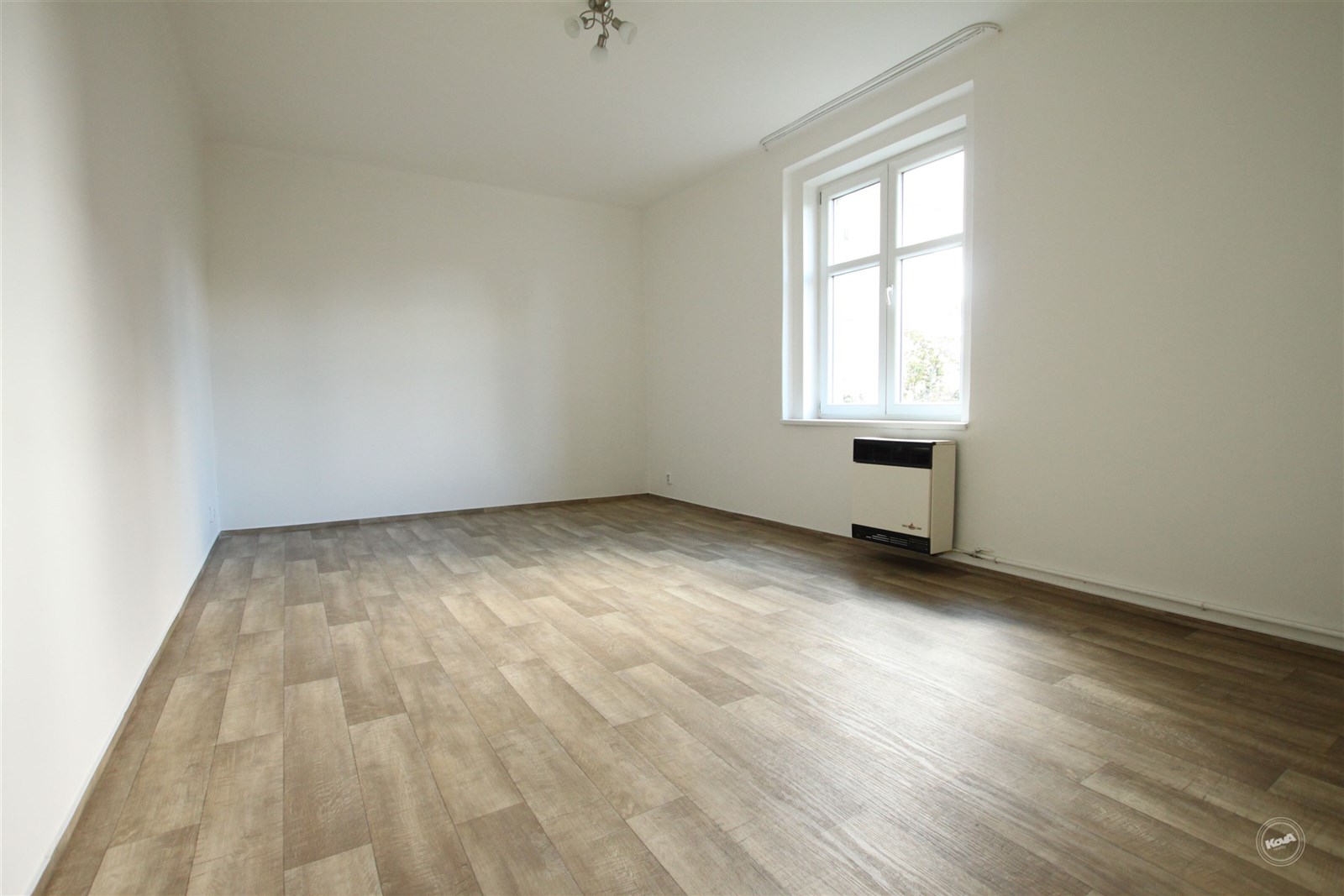 Světlá ložnice o velikosti 17 m2