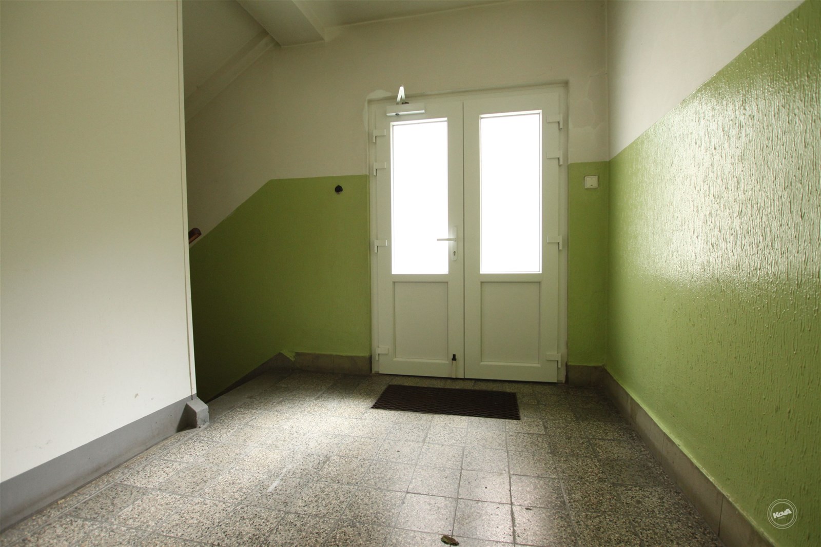 zadní vstup do budovy z vnitrobloku