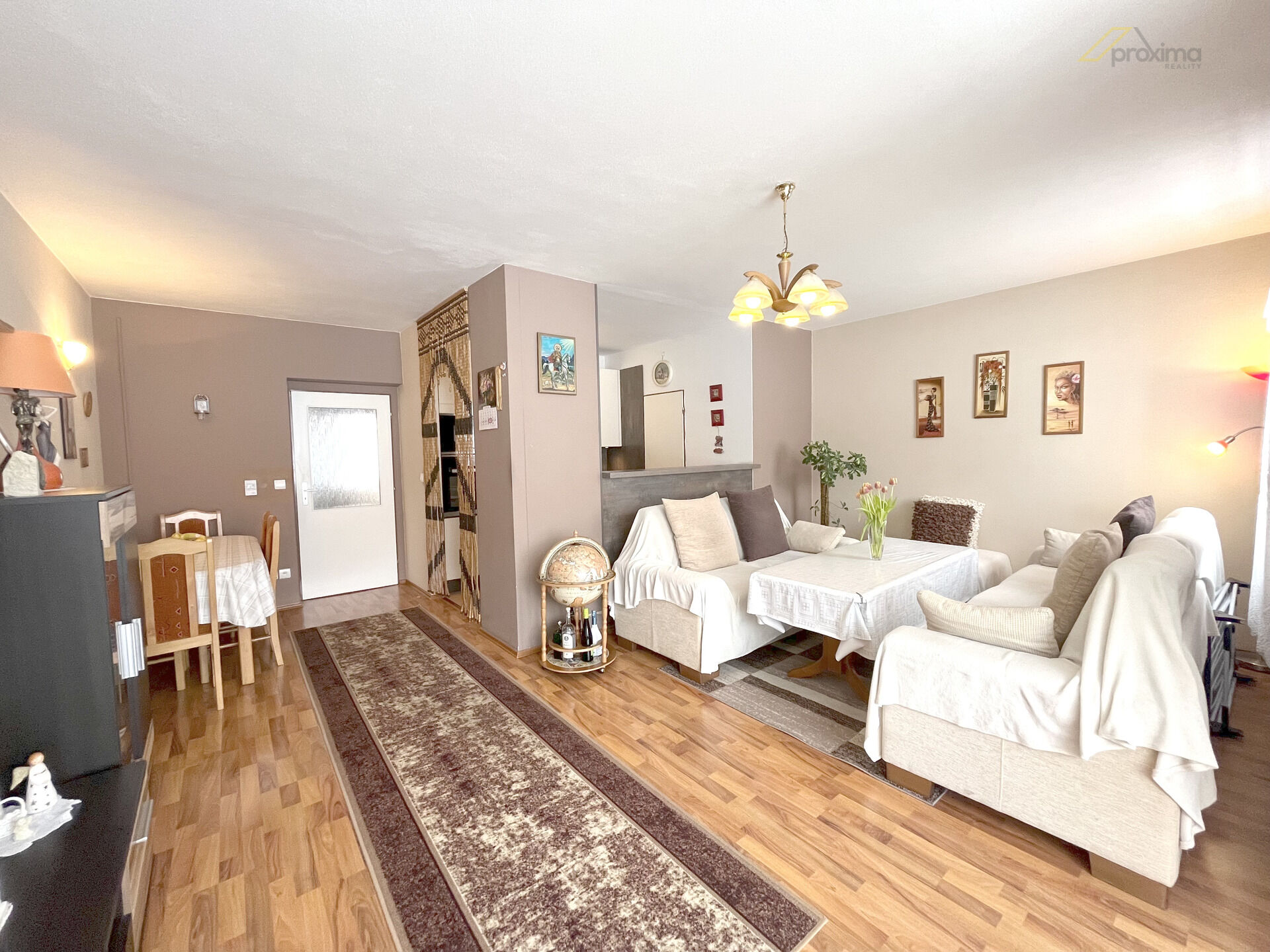 Obývací pokoj s kuchyní a jídelnou