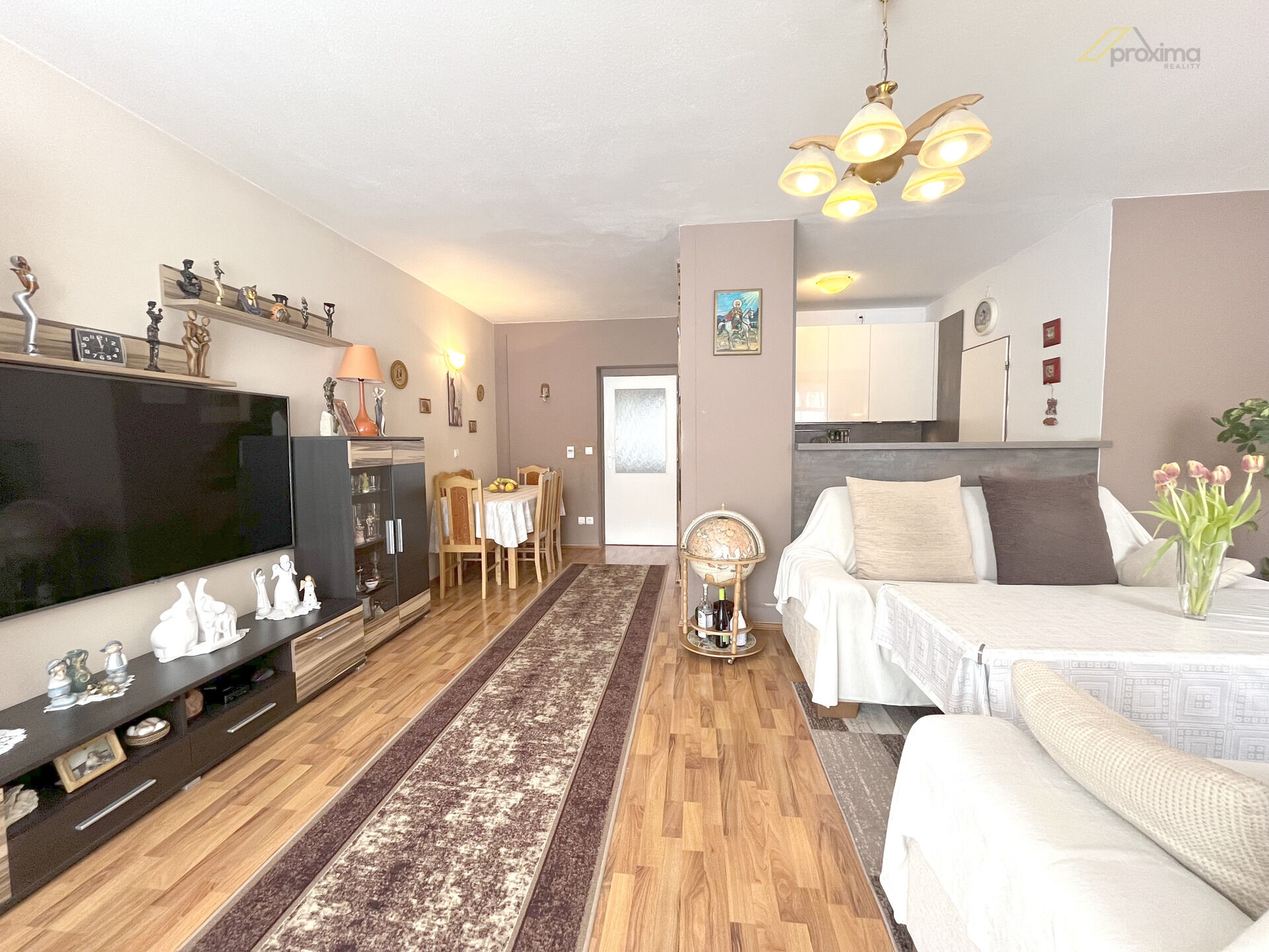 Obývací pokoj s kuchyní a jídelnou