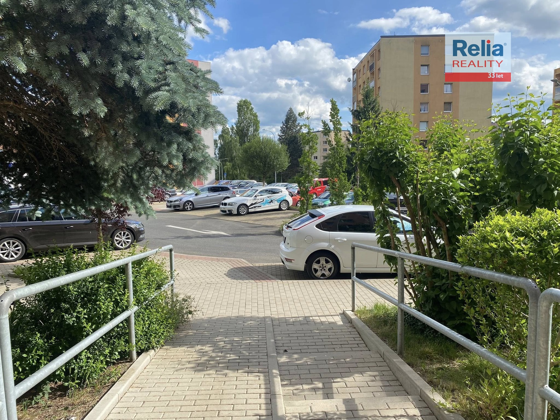 N50665_Před domem