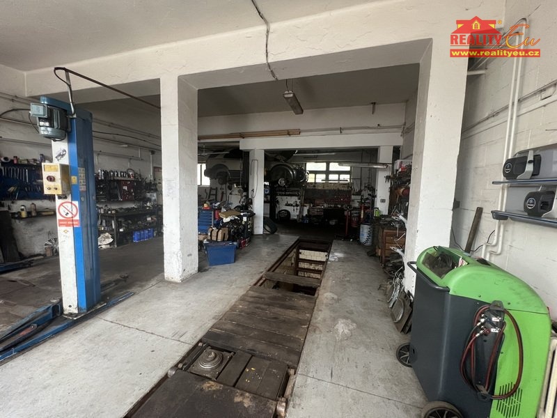 stání s montážní jámou