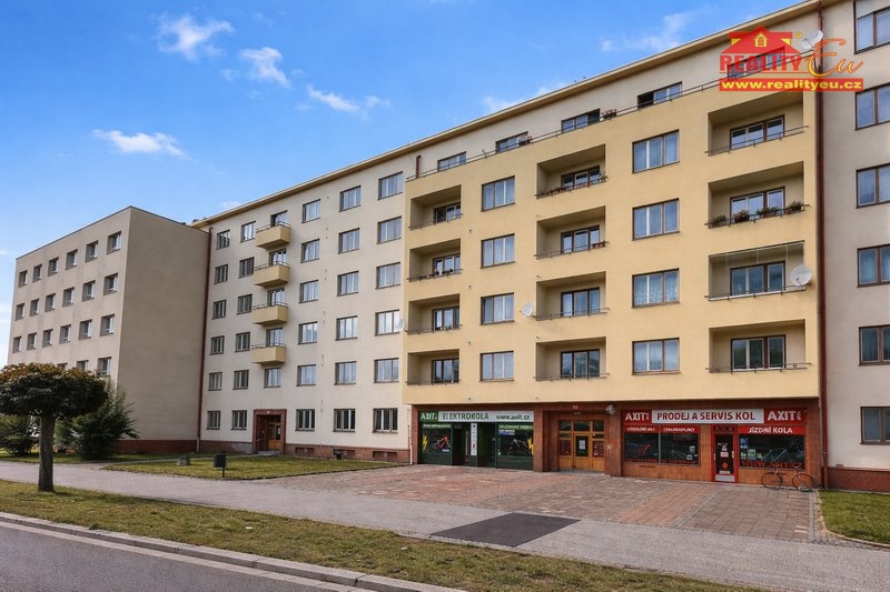 pohled od nádraží na vchod