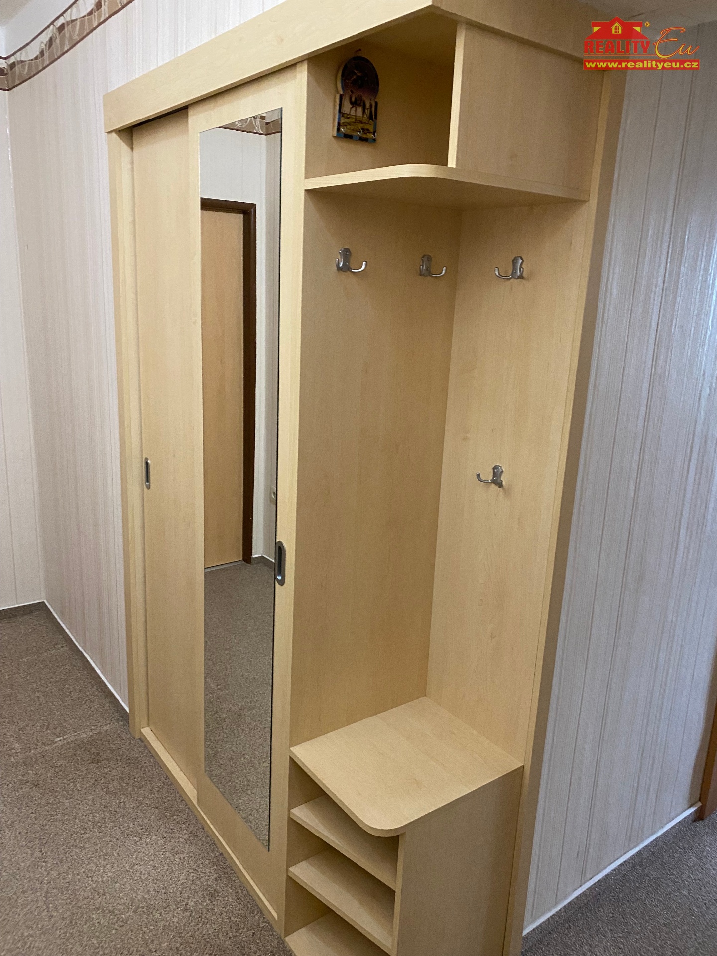 vestavná skřín