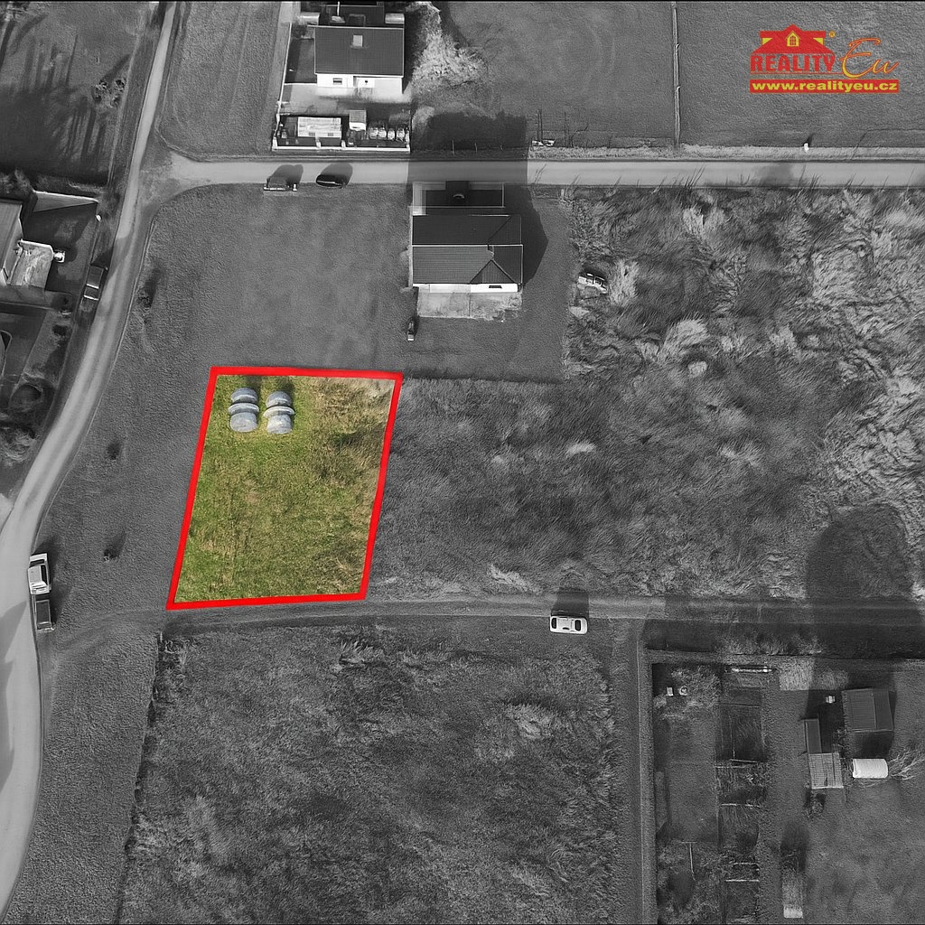 pozemek obklopený šedou krajinou