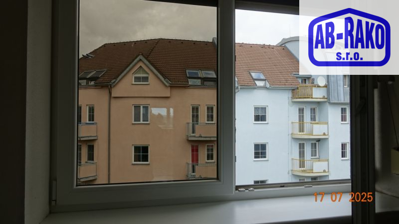 JEDINEČNÝ byt s terasou, balkonem a garáží v J. HR