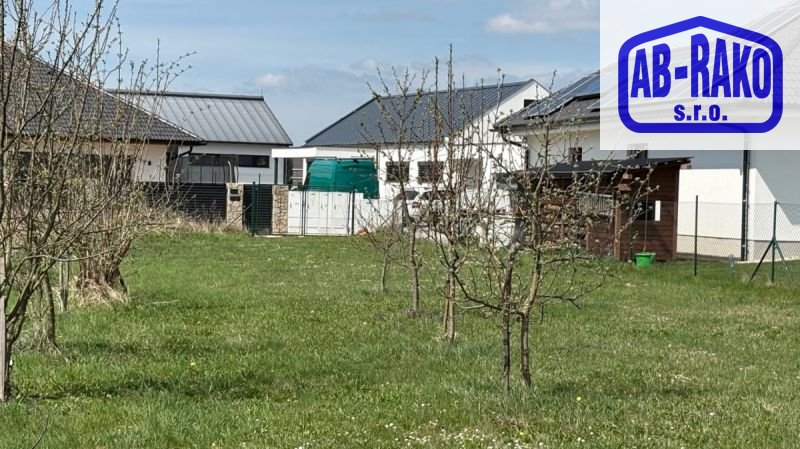 Dokonalý stavební pozemek se sítěmi na dohled J. Hradce