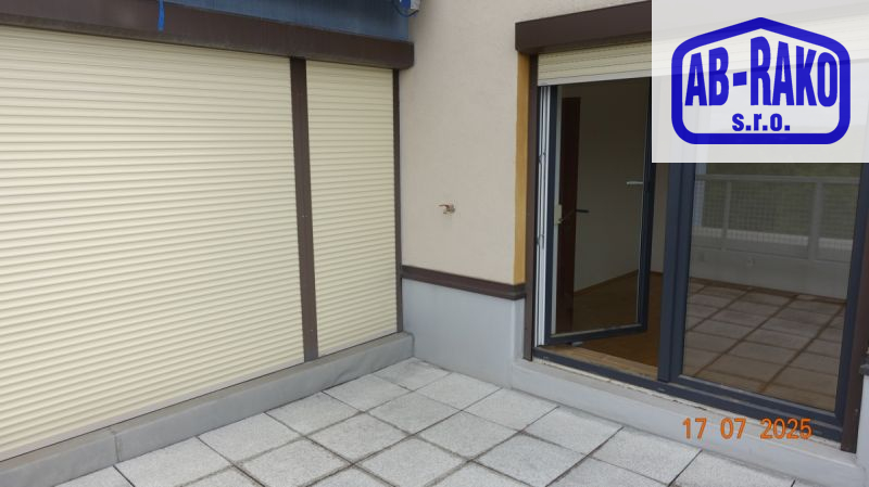 JEDINEČNÝ byt s terasou, balkonem a garáží v J. HR