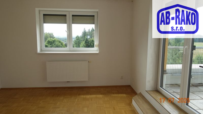 JEDINEČNÝ byt s terasou, balkonem a garáží v J. HR