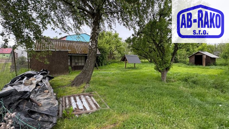 ZASTAVITELNÝ pozemek se zahradou na okraji Kunžaku