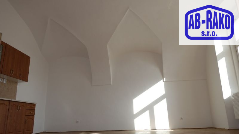 Výnosový byt 2+KK+šatna v histor. centru Jindřicho