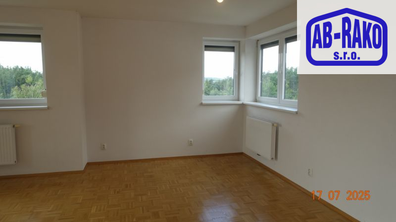 JEDINEČNÝ byt s terasou, balkonem a garáží v J. HR