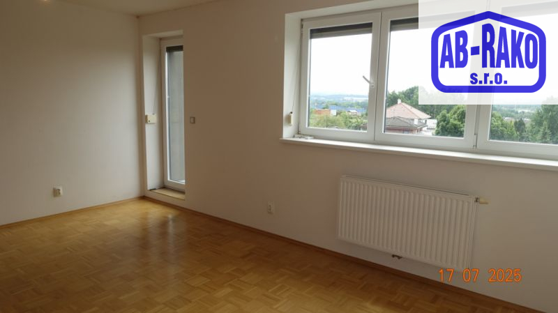 JEDINEČNÝ byt s terasou, balkonem a garáží v J. HR