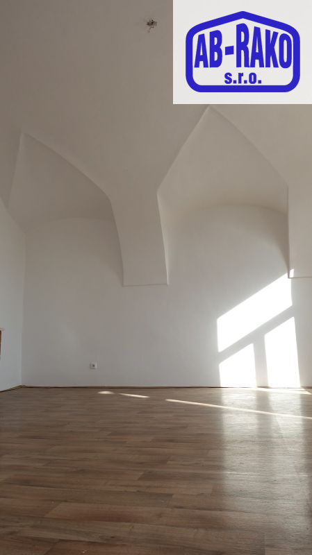 Výnosový byt 2+KK+šatna v histor. centru Jindřicho