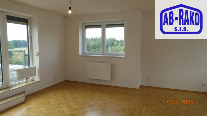 JEDINEČNÝ byt s terasou, balkonem a garáží v J. HR