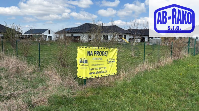 Dokonalý stavební pozemek se sítěmi na dohled J. Hradce