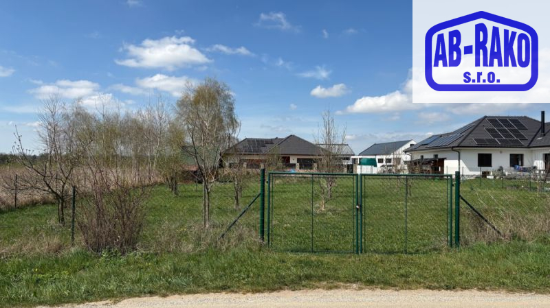 Dokonalý stavební pozemek se sítěmi na dohled J. Hradce