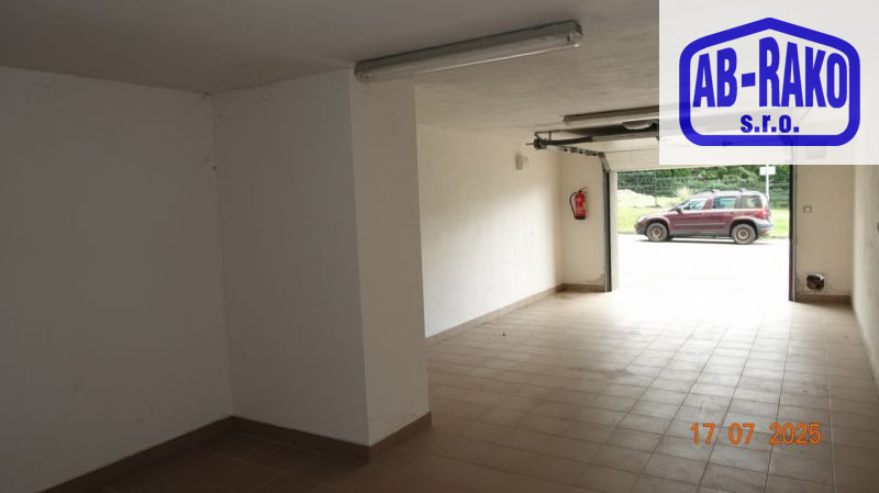 JEDINEČNÝ byt s terasou, balkonem a garáží v J. HR