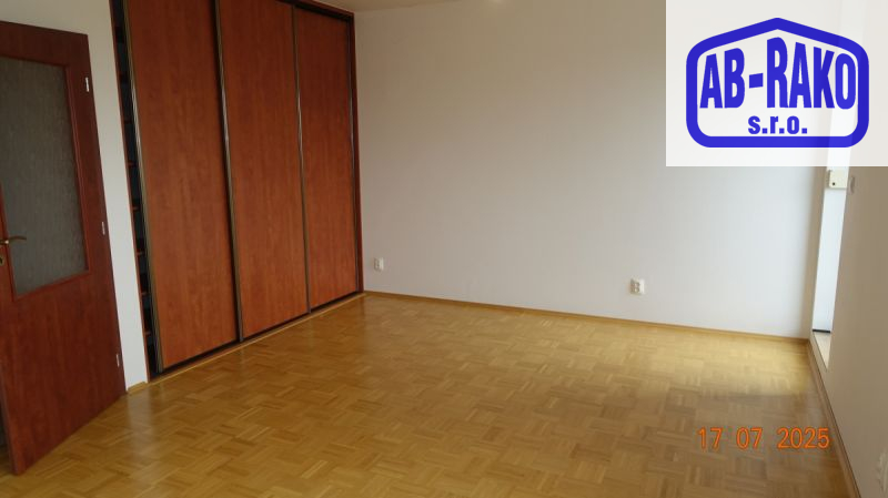 JEDINEČNÝ byt s terasou, balkonem a garáží v J. HR