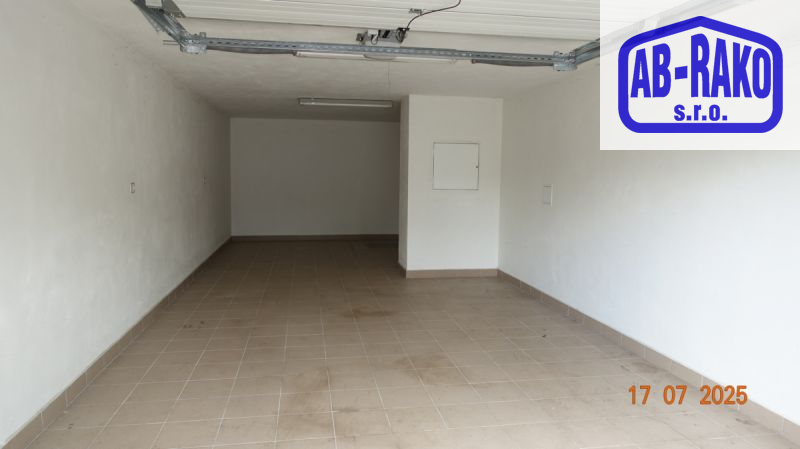 JEDINEČNÝ byt s terasou, balkonem a garáží v J. HR