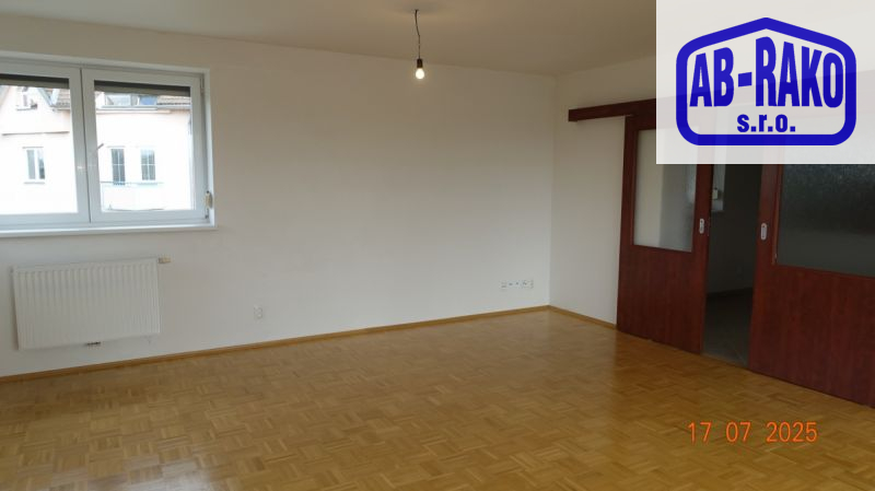 JEDINEČNÝ byt s terasou, balkonem a garáží v J. HR