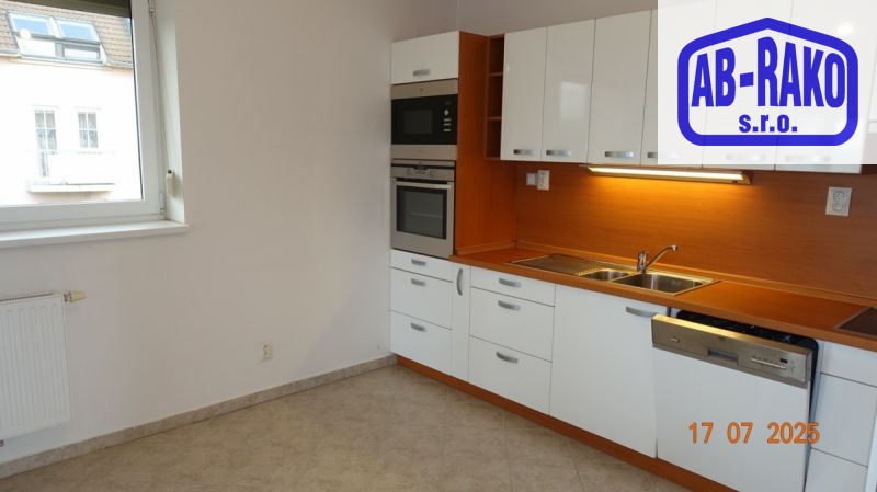JEDINEČNÝ byt s terasou, balkonem a garáží v J. HR