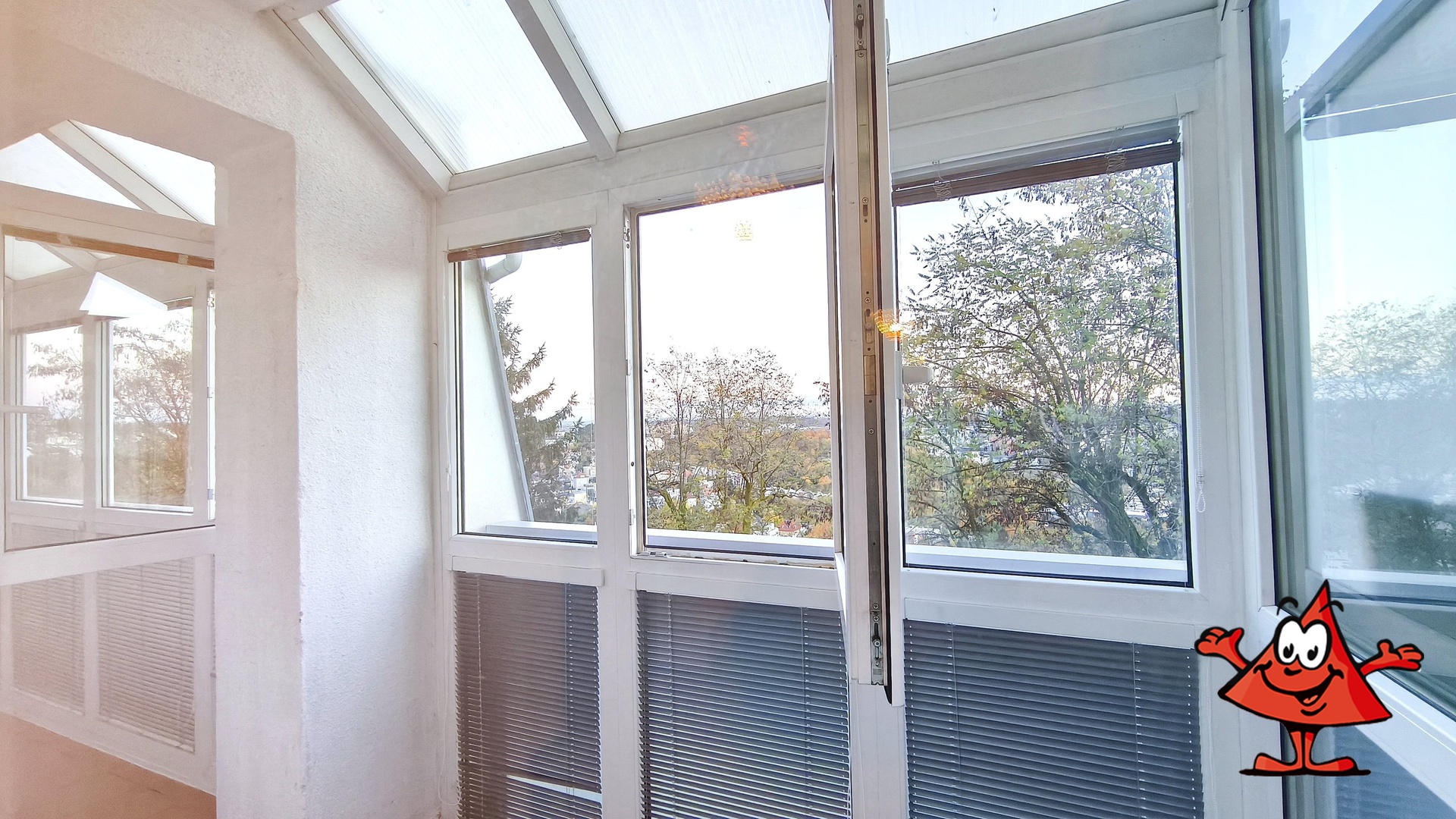 Pronájem bytu 5+1 v ulici Přádova, Praha 8 - lodži