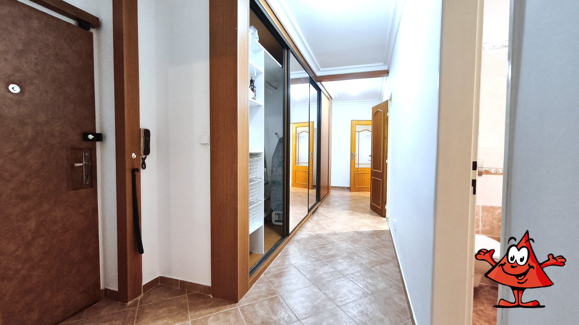 Pronájem bytu 5+1 v ulici Přádova, Praha 8 - chodb