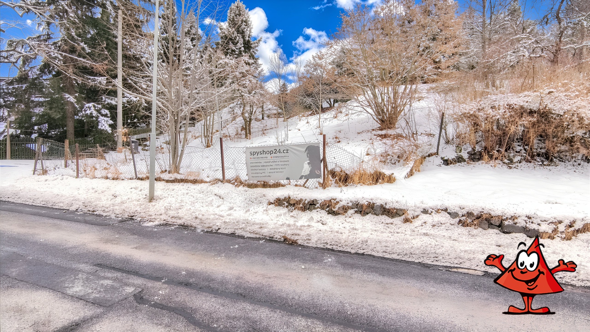 Parcela na prodej Volfartice - pohled od parkoviště