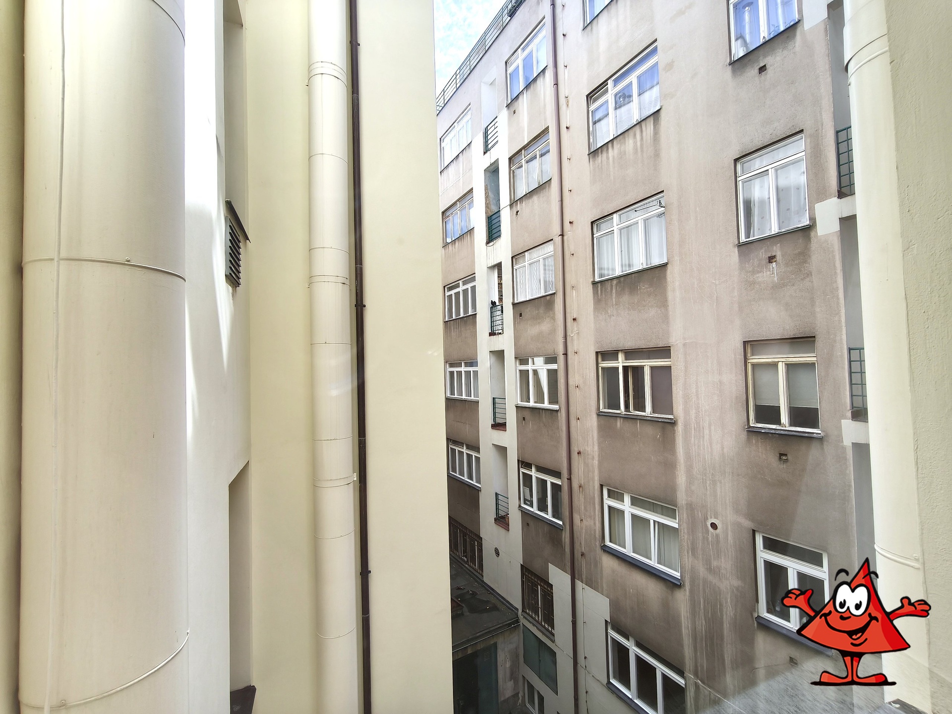 Na pronájem kanceláře 2+KK Štěpánská, Praha 1 - výhled z kuchyně