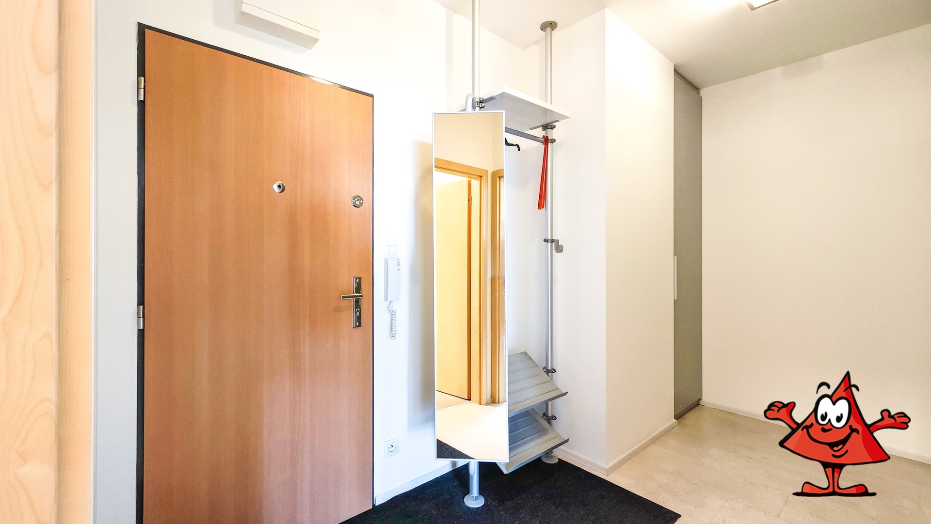 Pronájem bytu 2+kk Harfa Praha 9 - předsíň