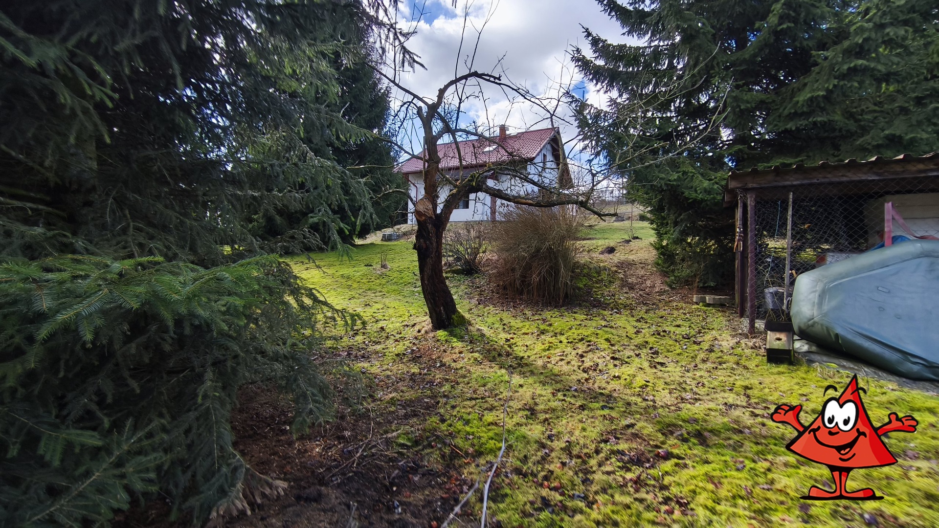 Parcela na prodej Volfartice - pohled k sousedovi