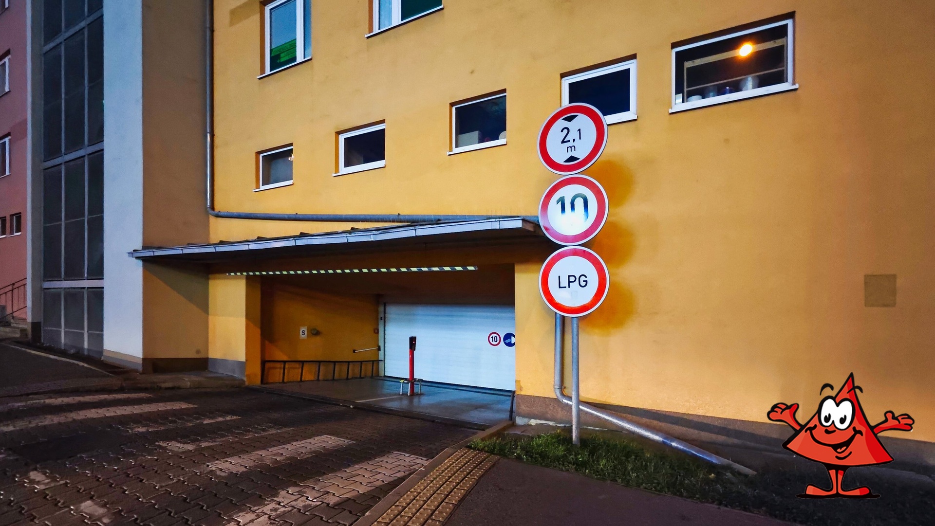 Pronájem garážového stání Praha 8 Hnězdenská - vje