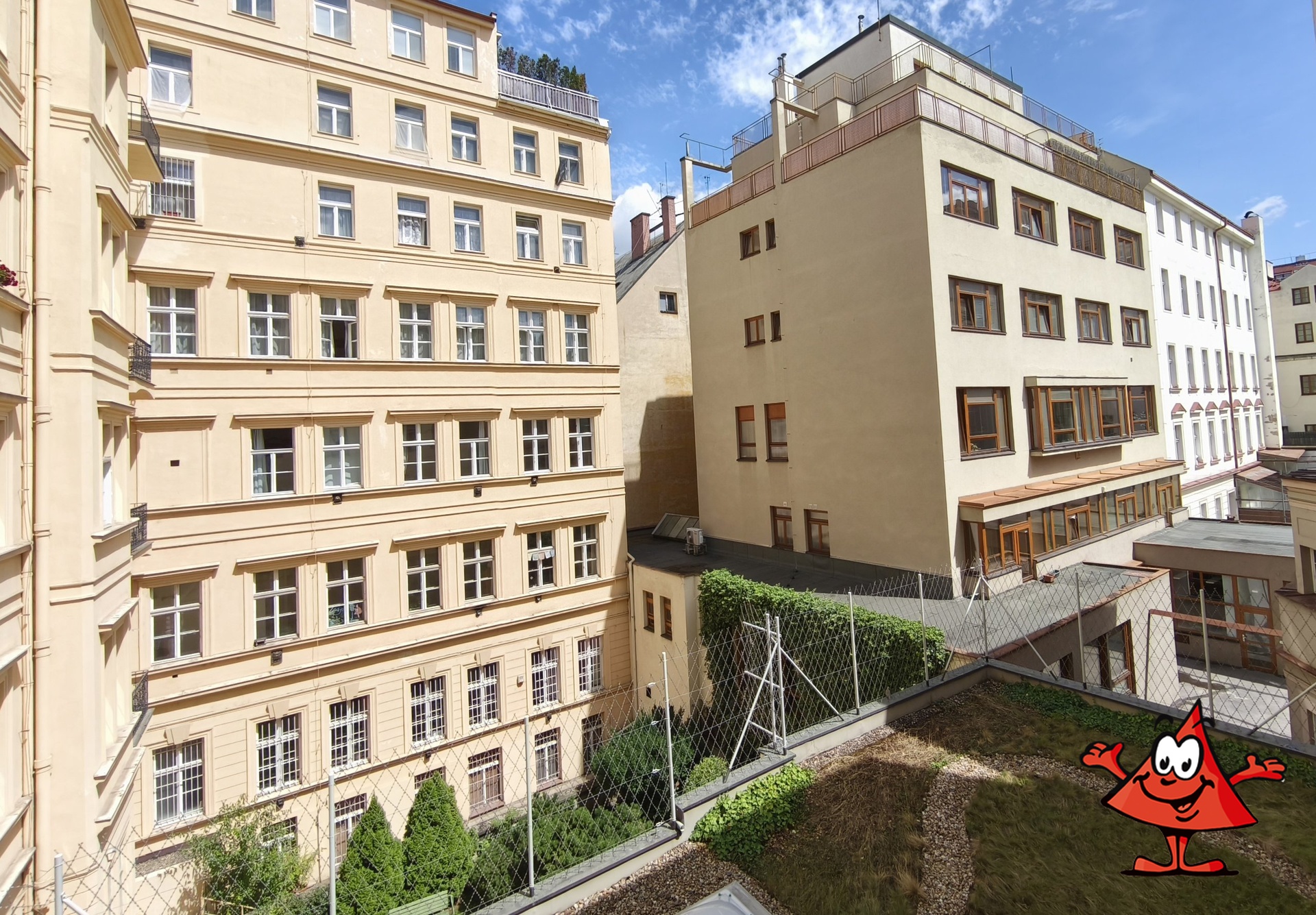 Na pronájem kanceláře 2+KK Štěpánská, Praha 1 - výhled z bytu