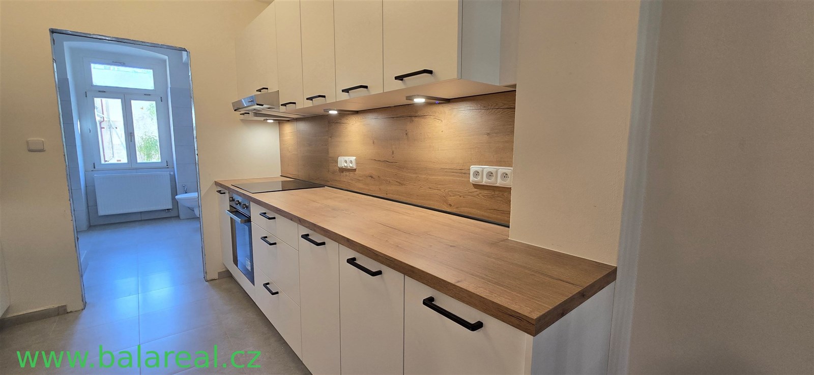 Moderní kuchyň s dřevěnou pracovní deskou, vestavě