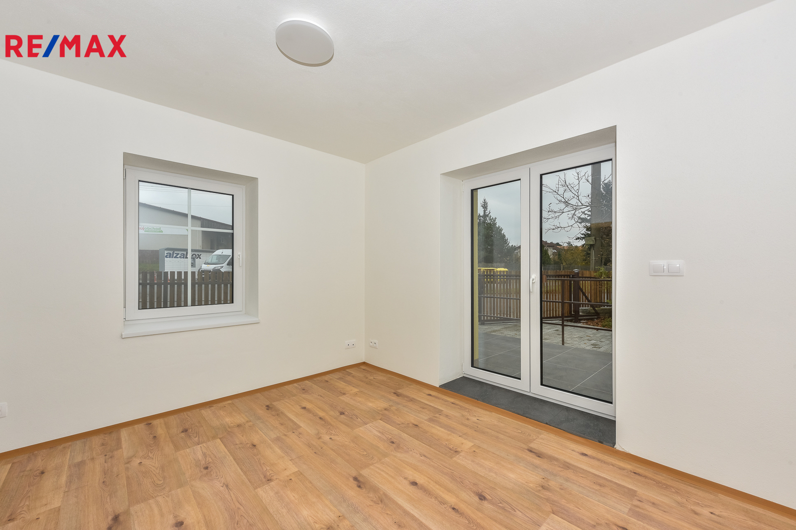 Obývací pokoj se vstupem na terasu