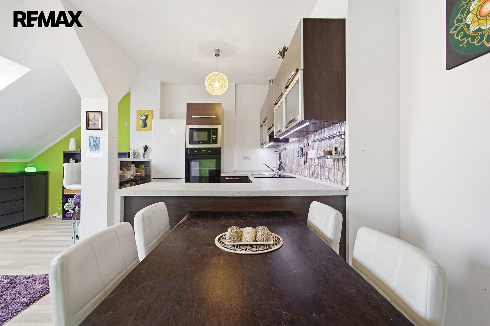 Obývací pokoj s kuchyňským koutem