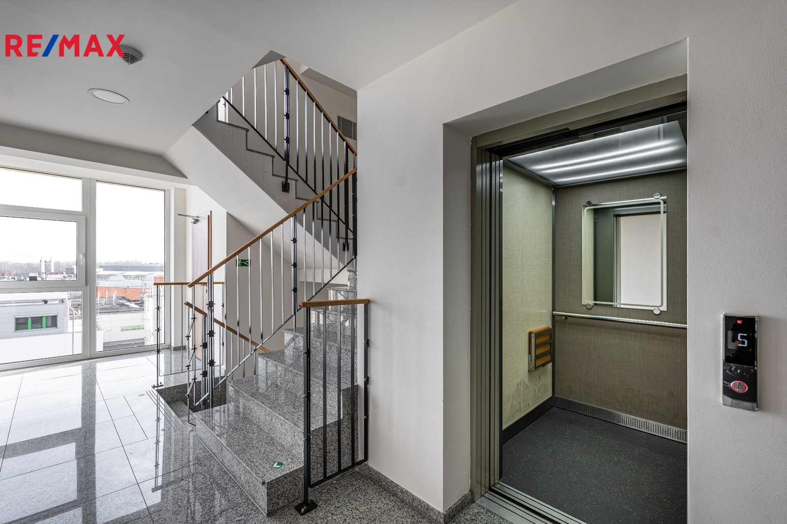 Výtah + schodiště