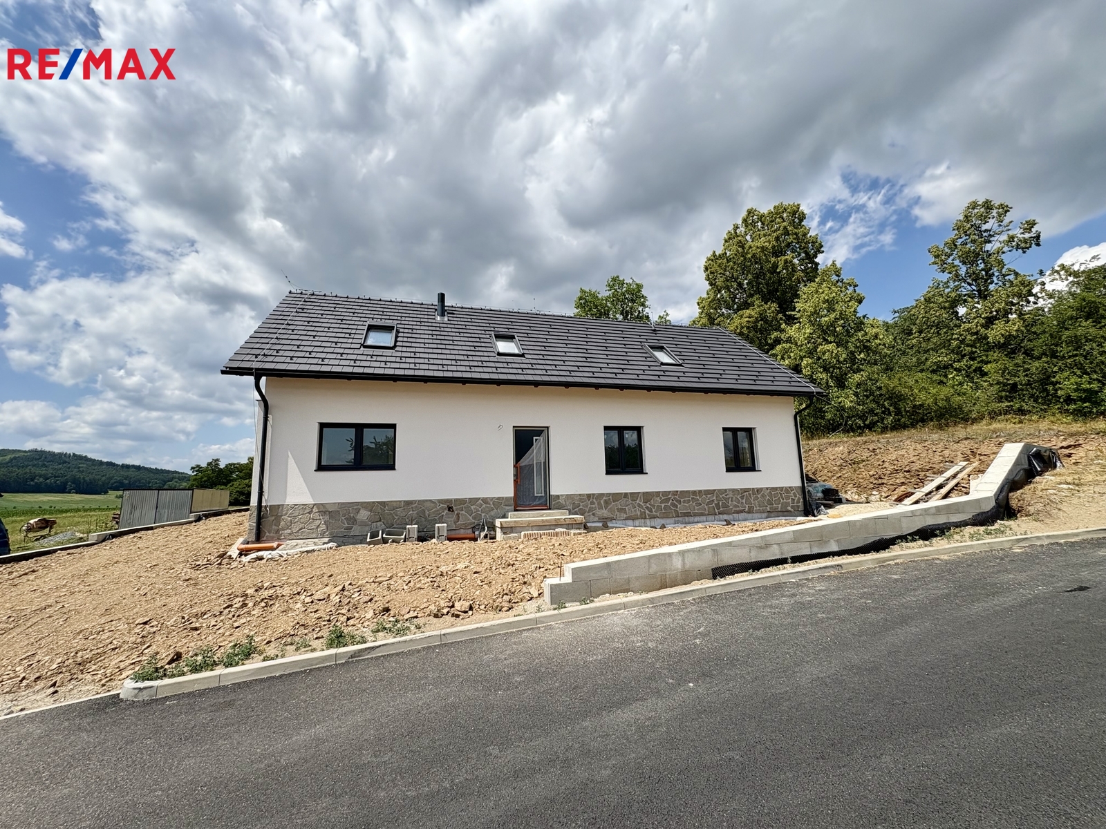 Venkovní pohled na dům z příjezdové komunikace.