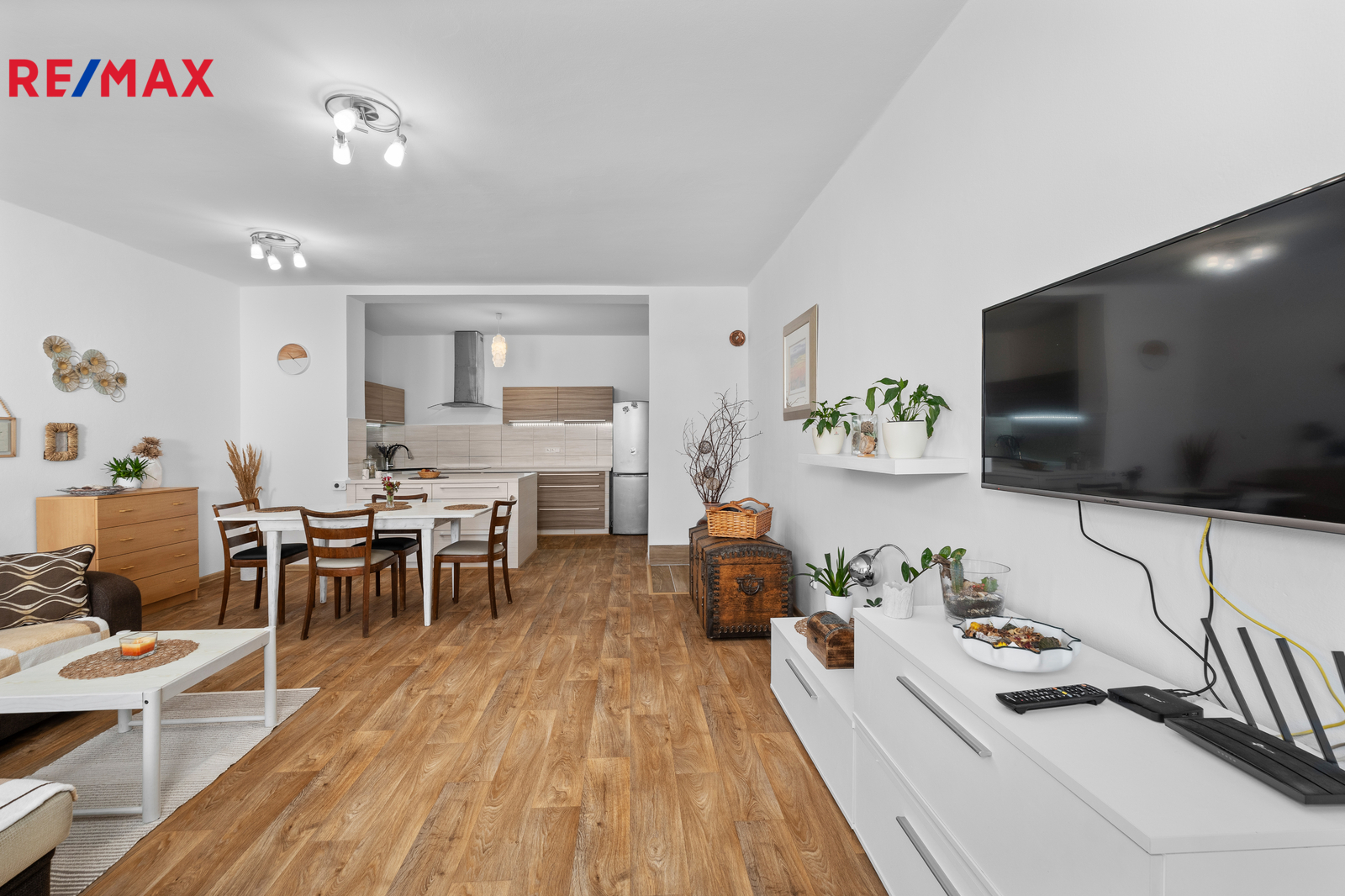 3+kk:obývák a kuch. kout