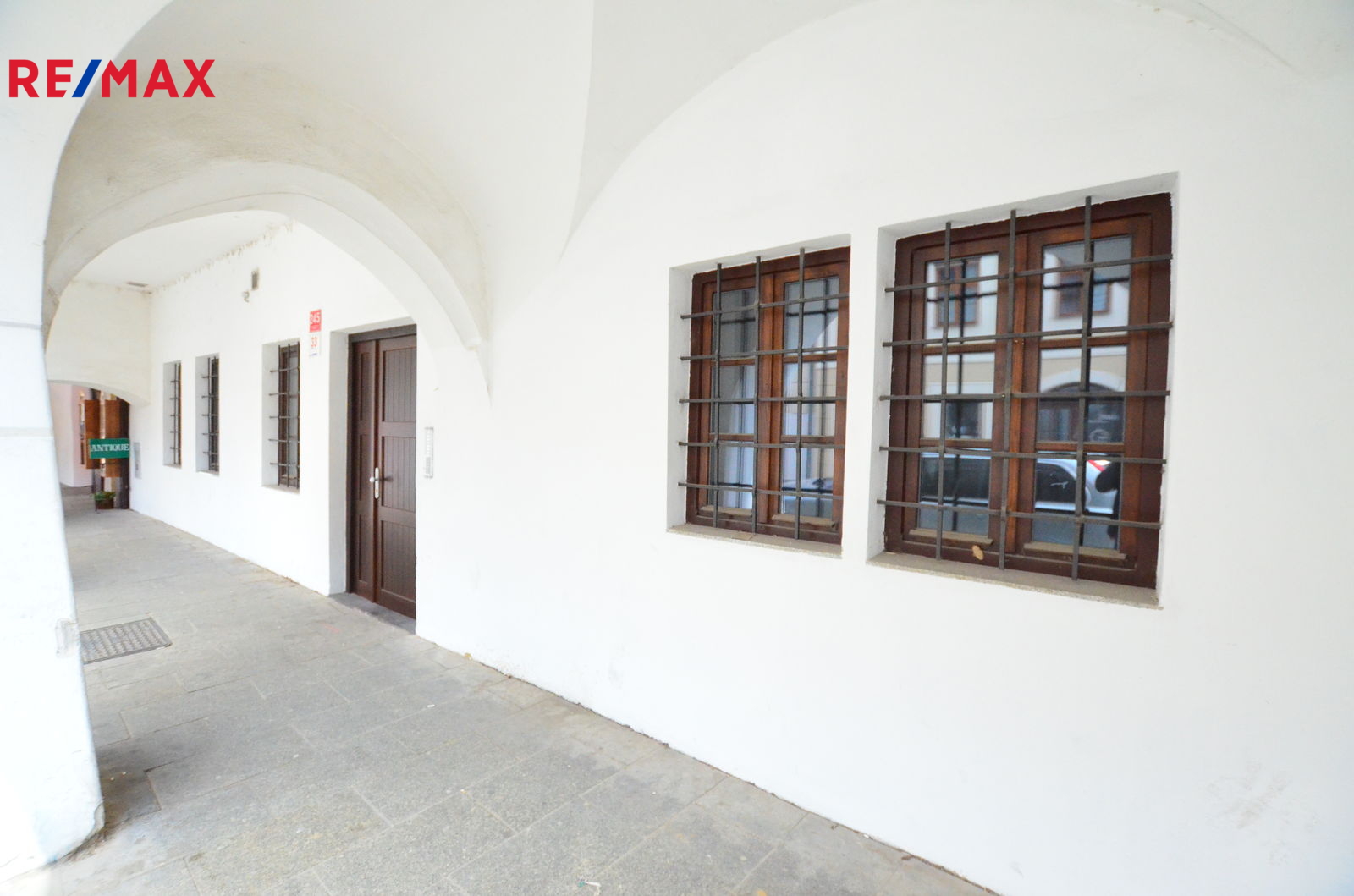 vstup do domu z podloubí