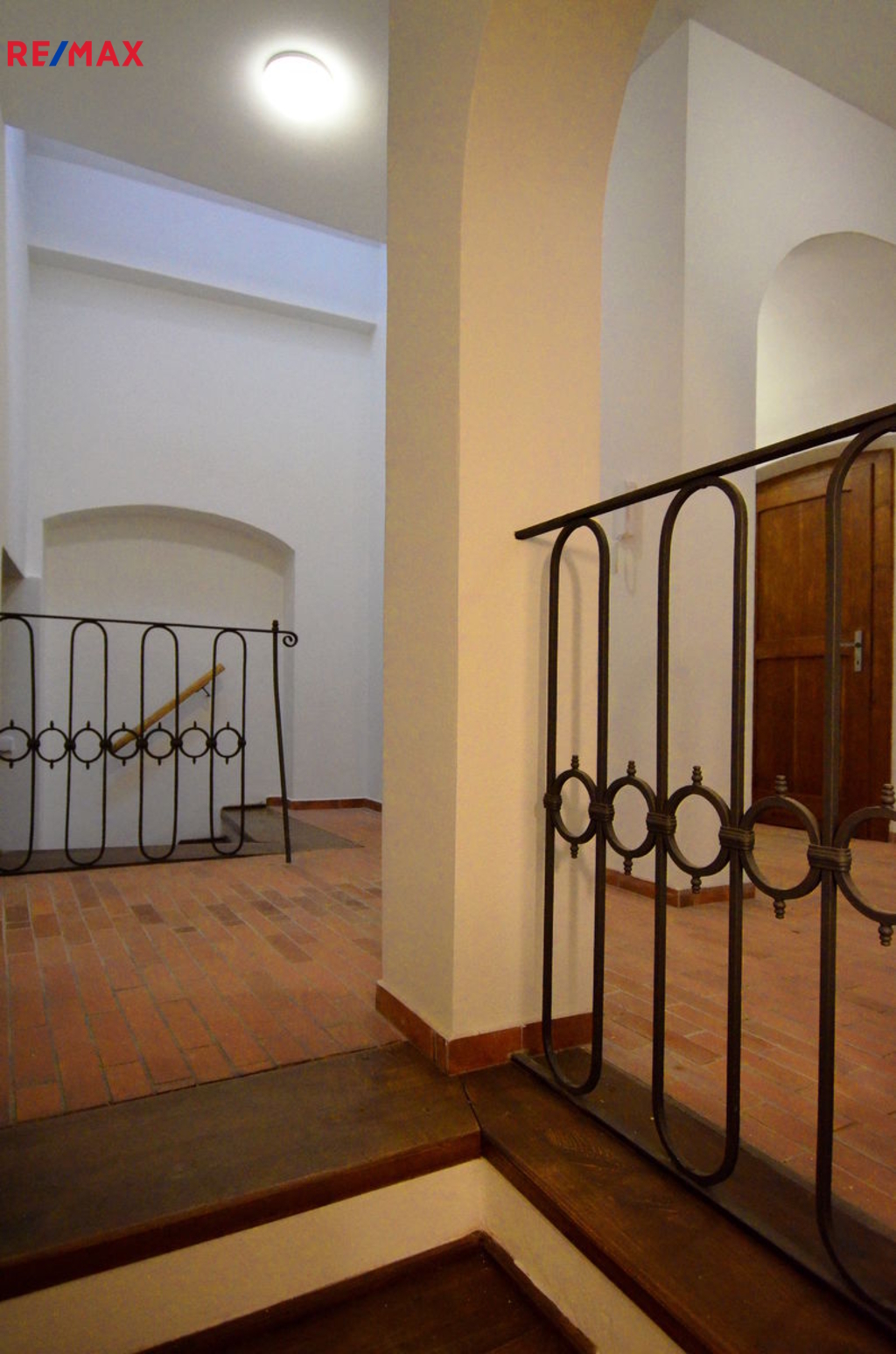 hala se schodištěm